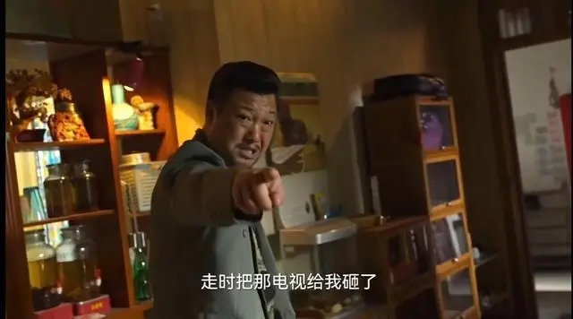 剧中要求砸等离子电视.jpg