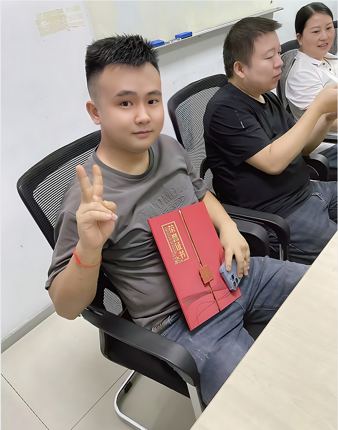 员工领了荣誉证书.jpg