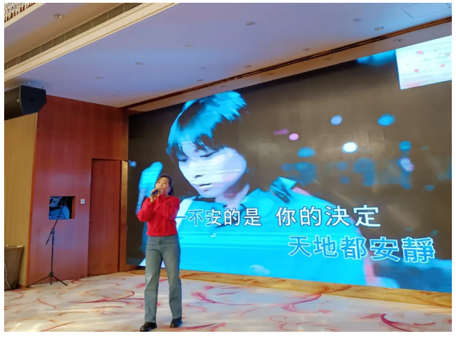 年会上歌唱表演者.jpg